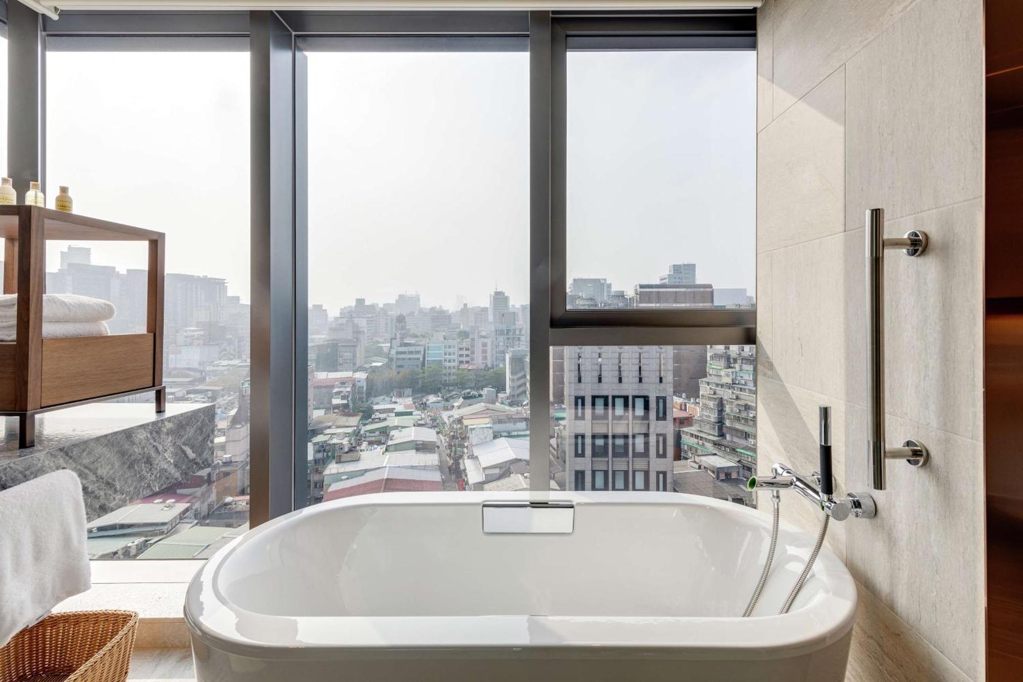 Doubletree By Hilton Taipei Zhongshan Eksteriør billede